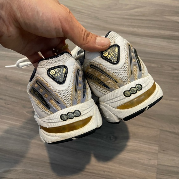 [SOLD] ASICS running shoes - Picture 3 of 7